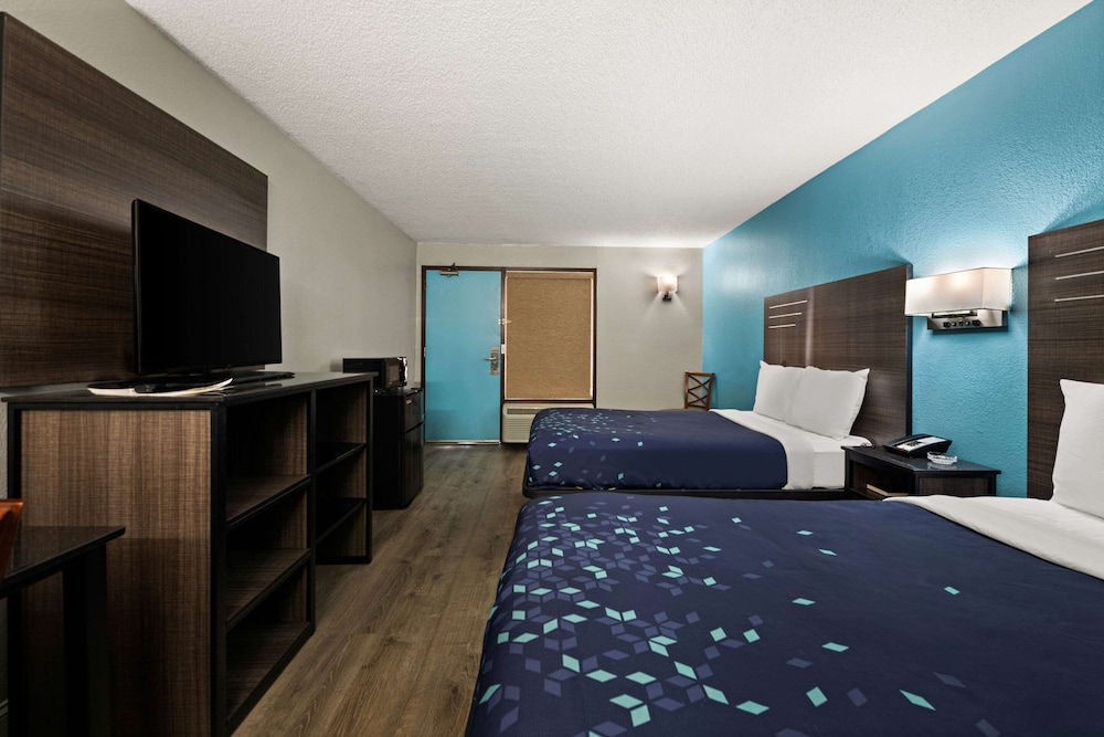 Standard Room, 2 Double Beds, Smoking - Photo 2