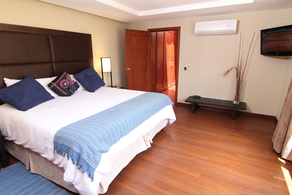 Junior Suite, 1 King Bed photo 3