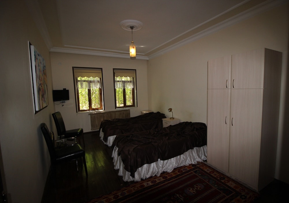 Economy Twin Room photo 3