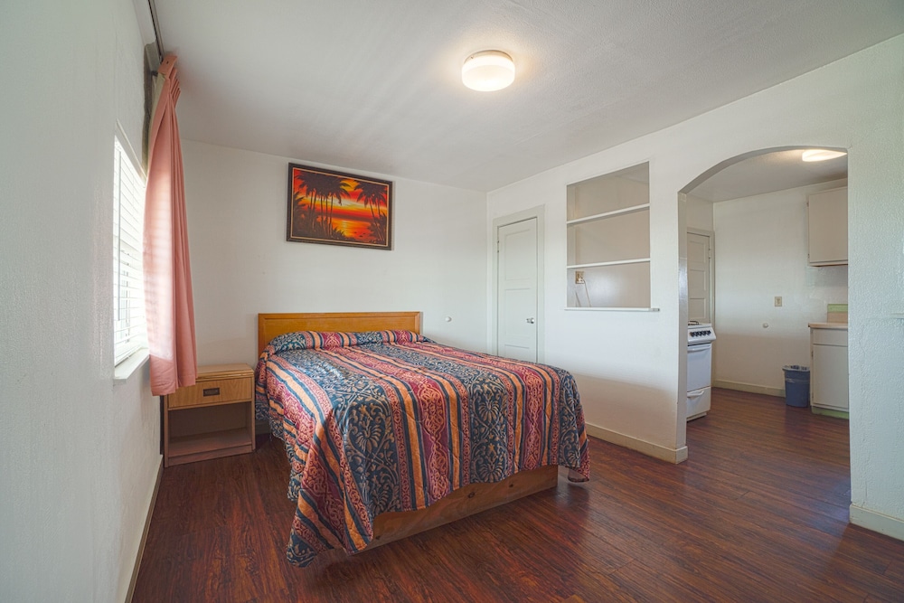 Room, 1 Queen Bed, Smoking, Kitchenette photo 3