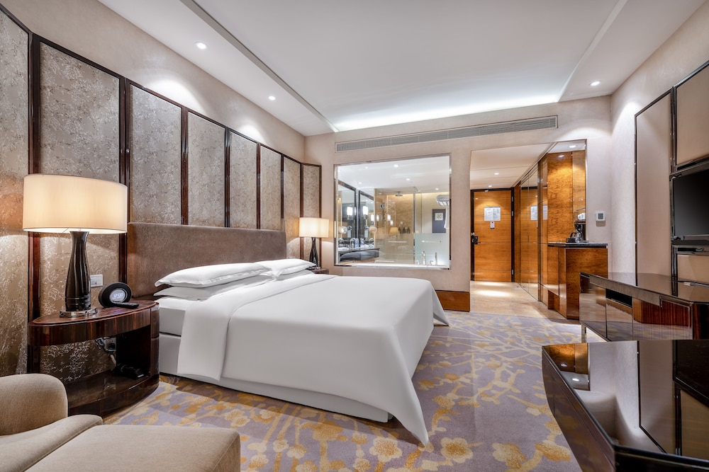 Club Room, 1 King Bed, City View - Photo 3