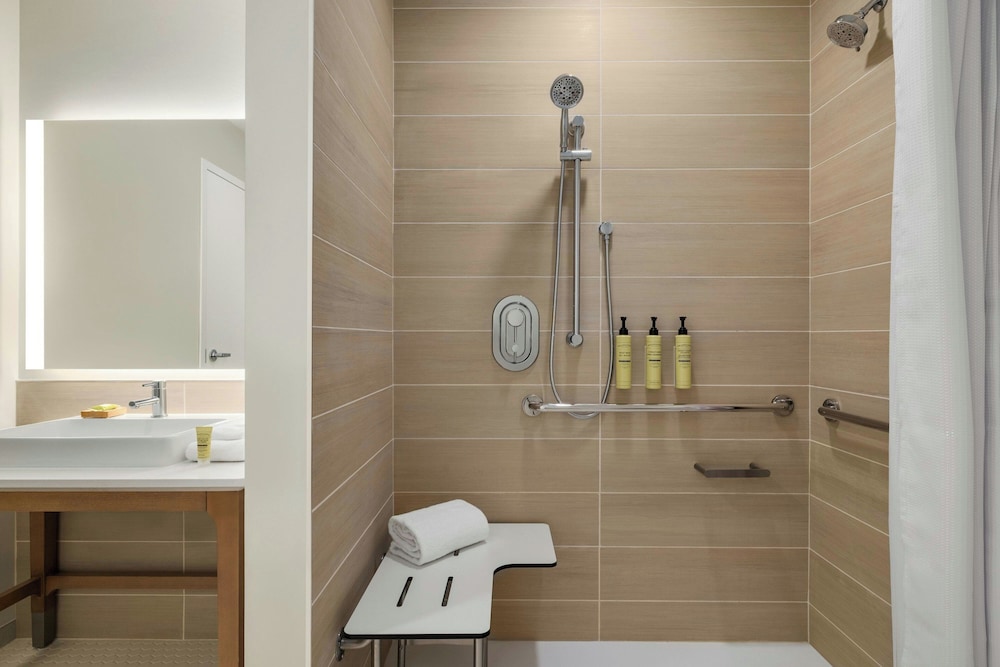 Executive Suite, 1 Bedroom (Mobility Accessible, Roll-in Shower)