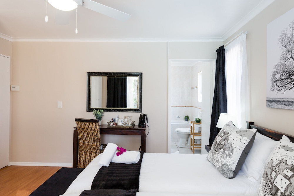 Comfort Room, 1 Bedroom (Pool Facing Twin) photo 2