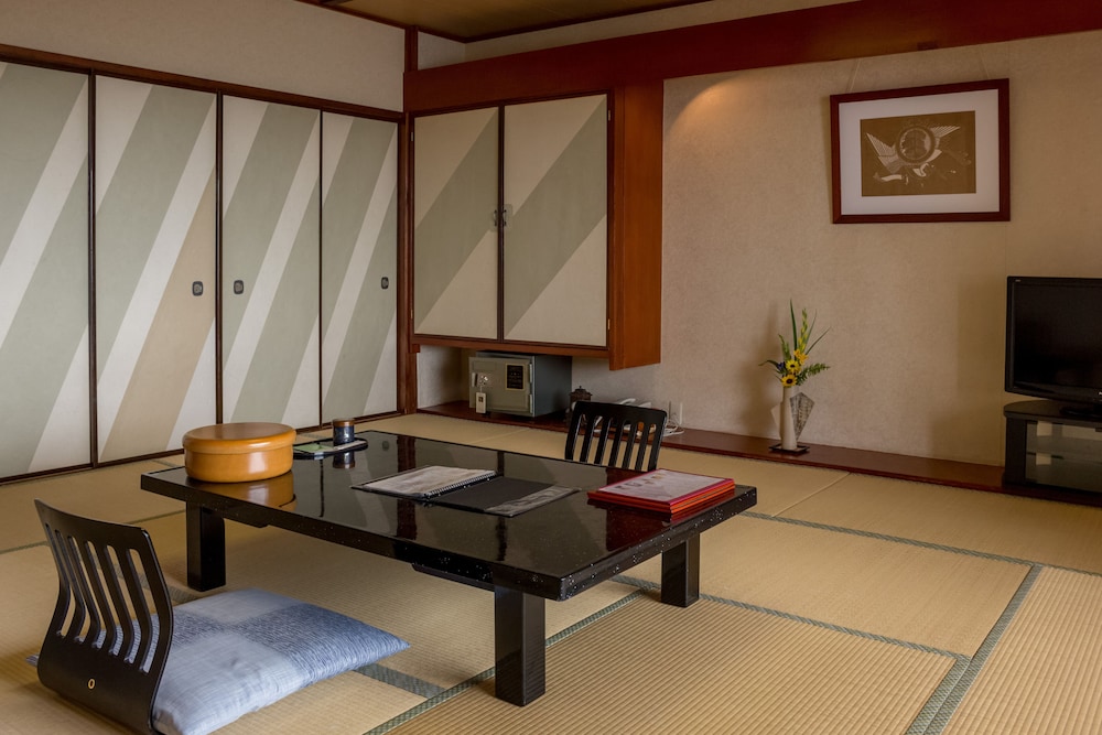 Japanese Style Room for 3 Guests, Shared Bathroom, Ocean View photo 2