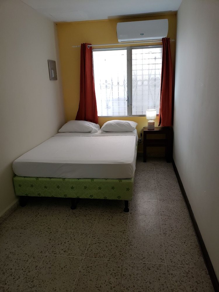 Basic Double Room, 1 Queen Bed, Non Smoking photo 3