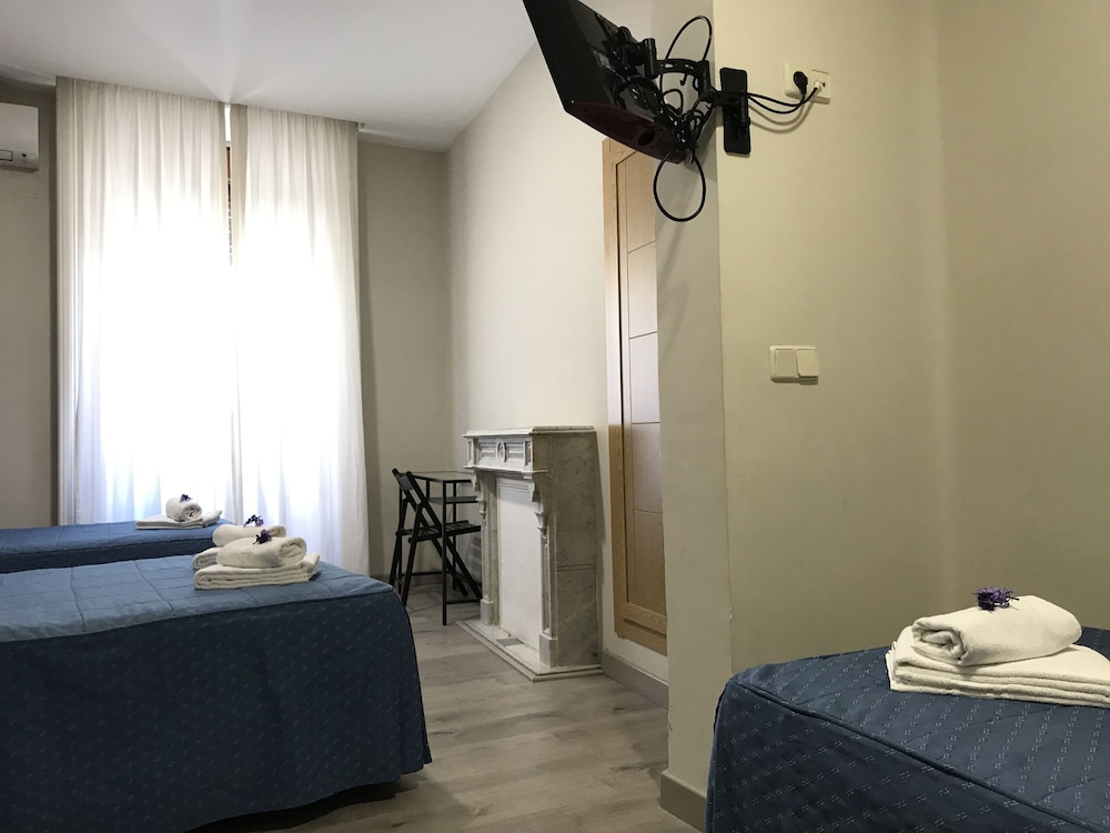Quadruple Room, Private Bathroom - Photo 8