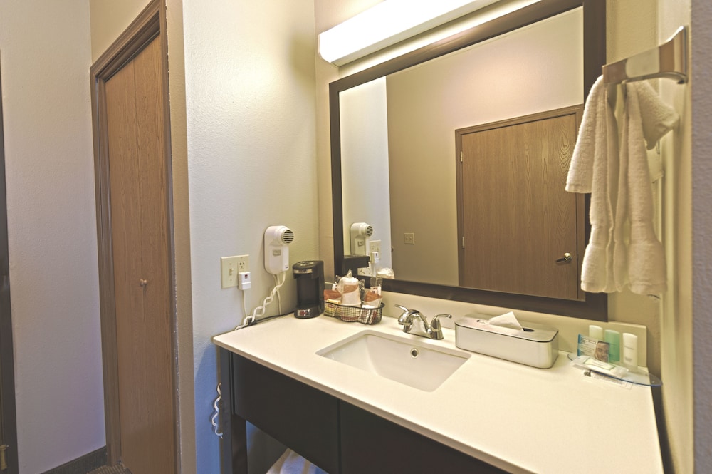 Standard Room, 2 Queen Beds, Non Smoking - Photo 6