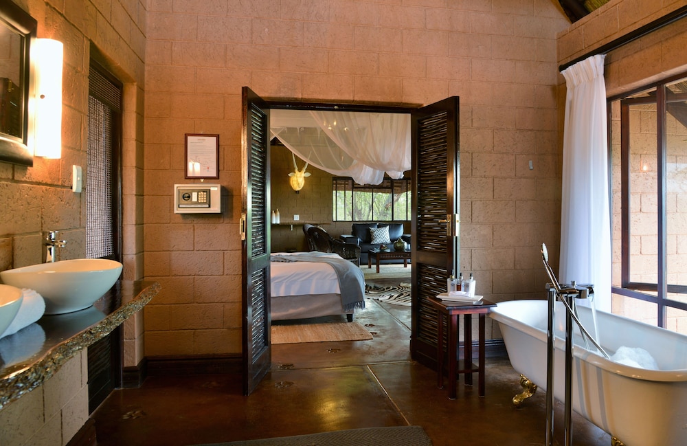 Executive Suite - Photo 3