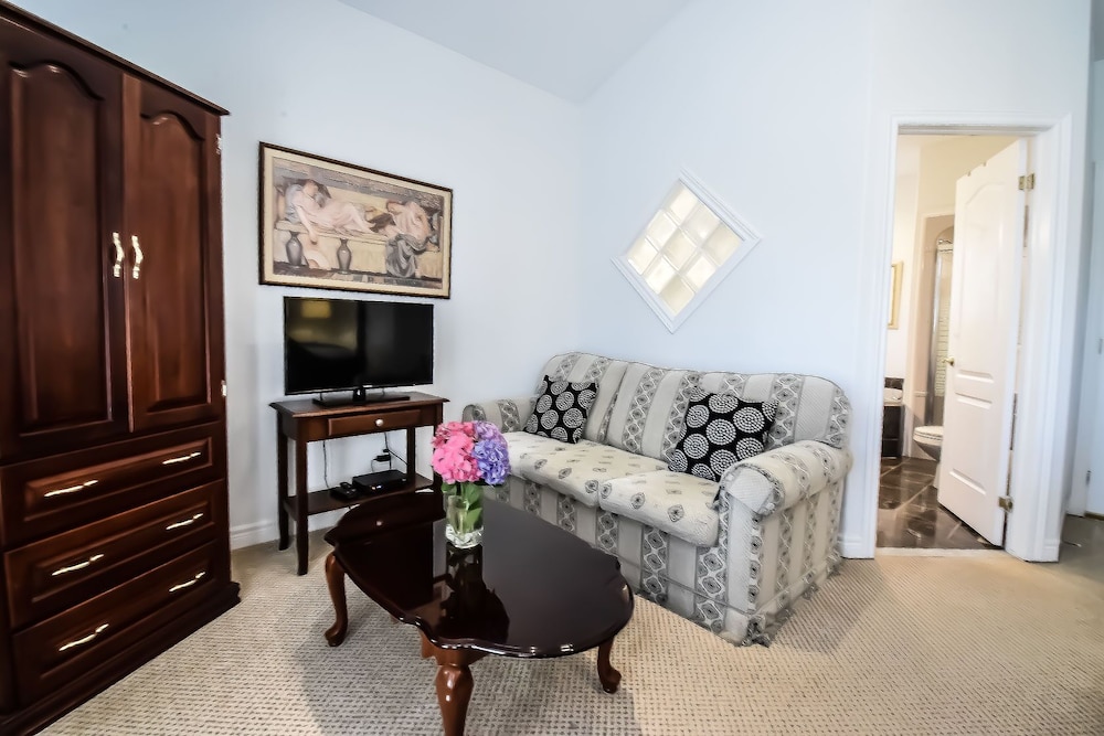 Cabernet King Suite photo 3