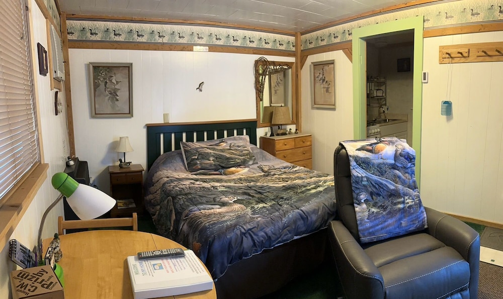 Basic Cabin, 1 Queen Bed, Kitchen (Cabin #4) photo 1