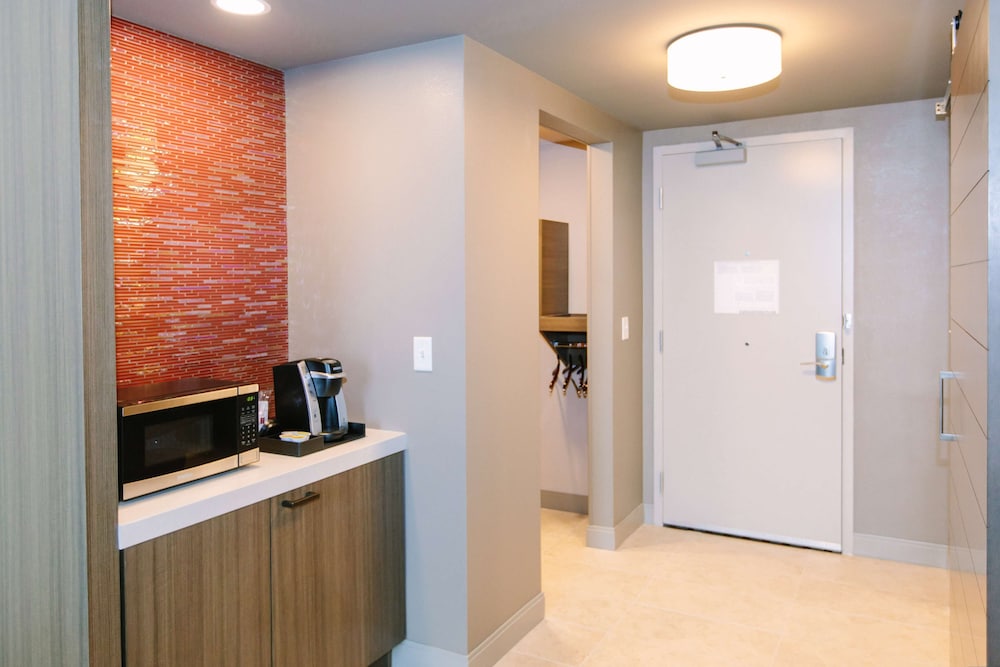 Deluxe Room, 1 King Bed, Accessible (Hearing)