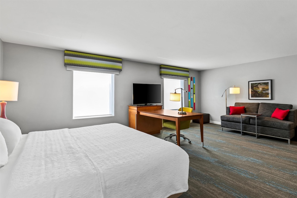 Studio, 1 King Bed, Accessible, Bathtub photo 3