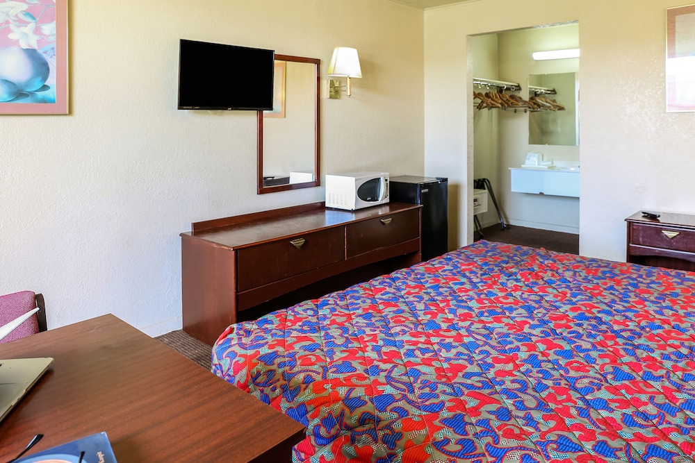 Economy Room, 1 King Bed - Smoking photo 2
