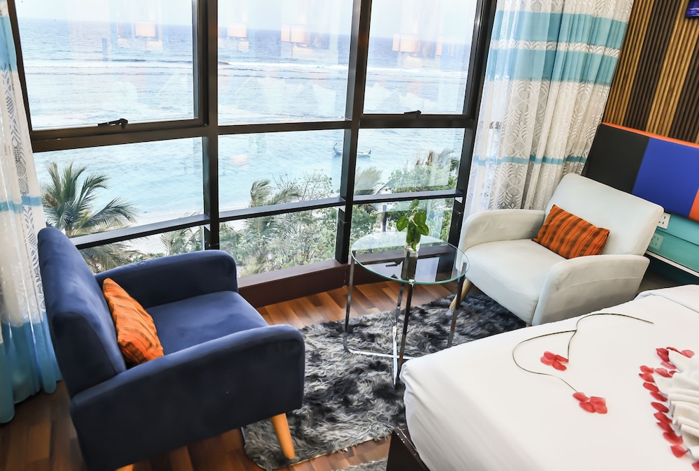 Deluxe Suite, 1 King Bed, Beach View, Beachside photo 2