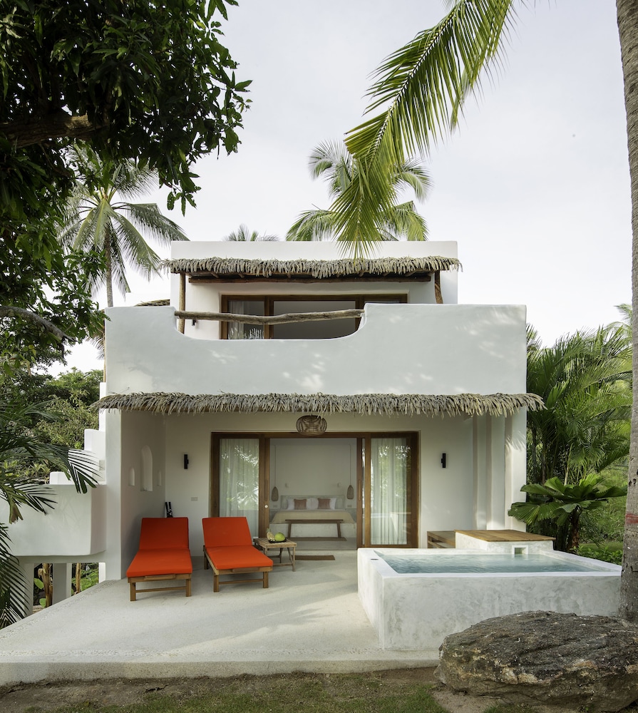 Executive Suite, 1 King Bed, Balcony, Garden View thumbnail 5