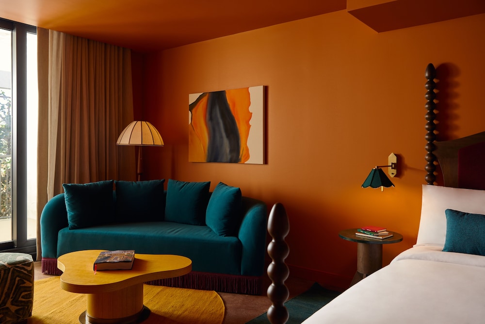 Deluxe Room, Multiple Beds thumbnail 5