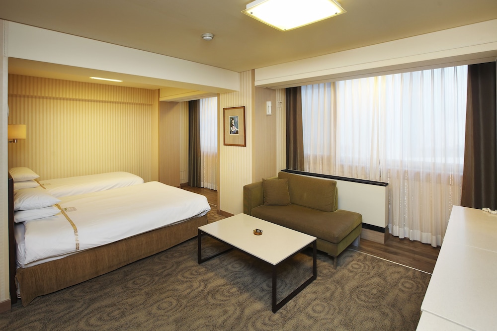 Grand Deluxe (No Parking, additional fee occurs if number of people booked & staying are different) - Photo 1