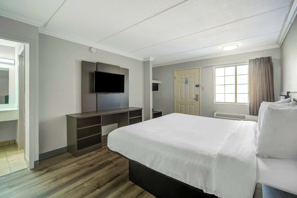 Deluxe Room, 1 King Bed, Non Smoking, Refrigerator & Microwave - Photo 2
