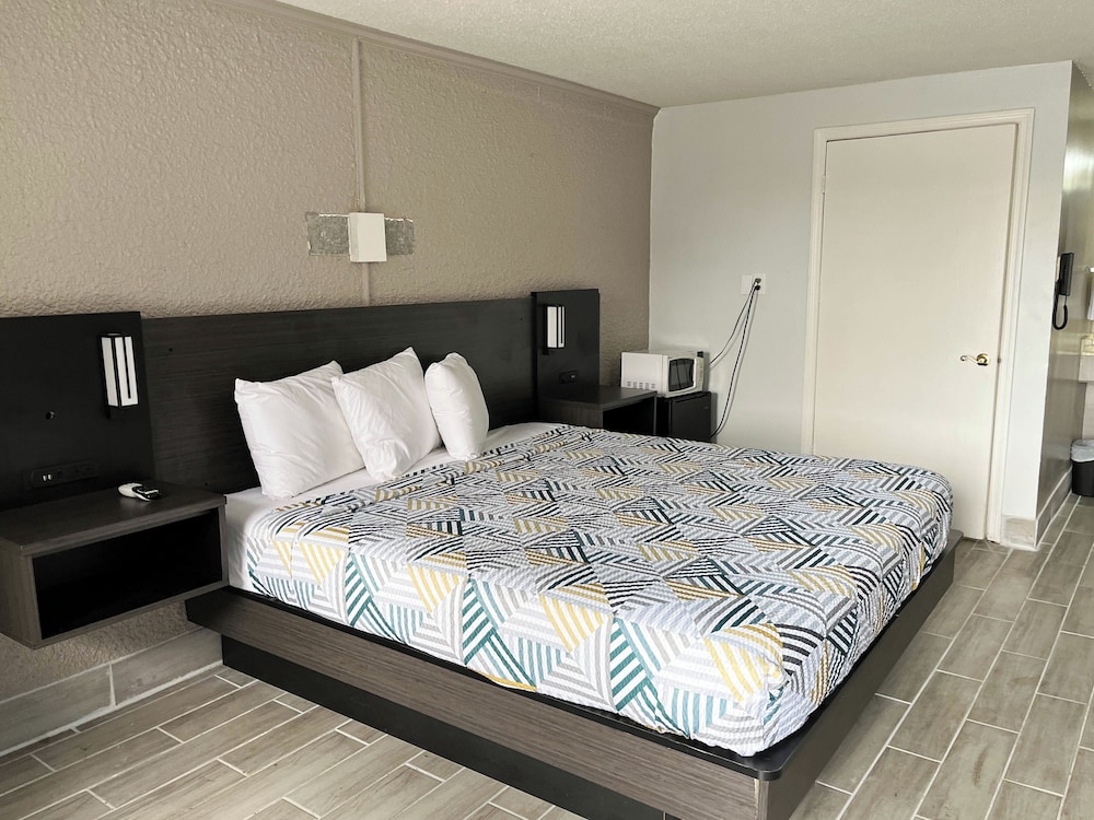 Standard Room, 1 King Bed, Non Smoking photo 3