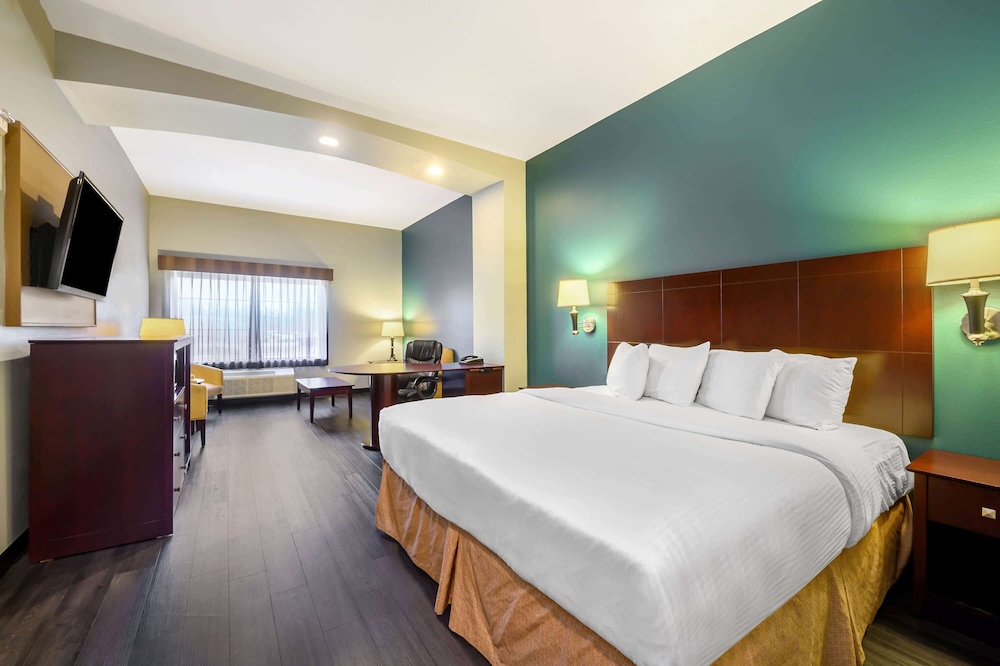Deluxe Room, 1 King Bed, Non Smoking - Photo 4