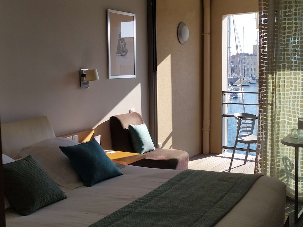 Deluxe Room, 1 Queen Bed, Non Smoking, Sea View - Photo 1