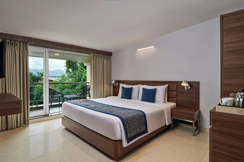 Suite, 1 King Bed, Balcony (No View) - Photo 2