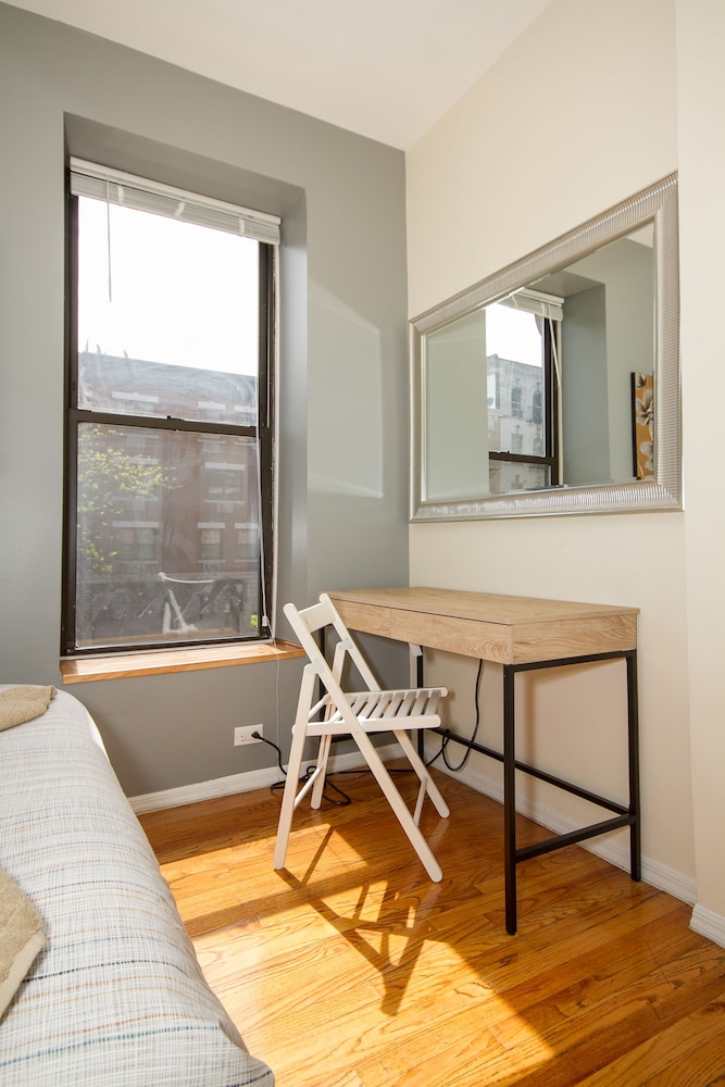City Apartment, 2 Bedrooms photo 2