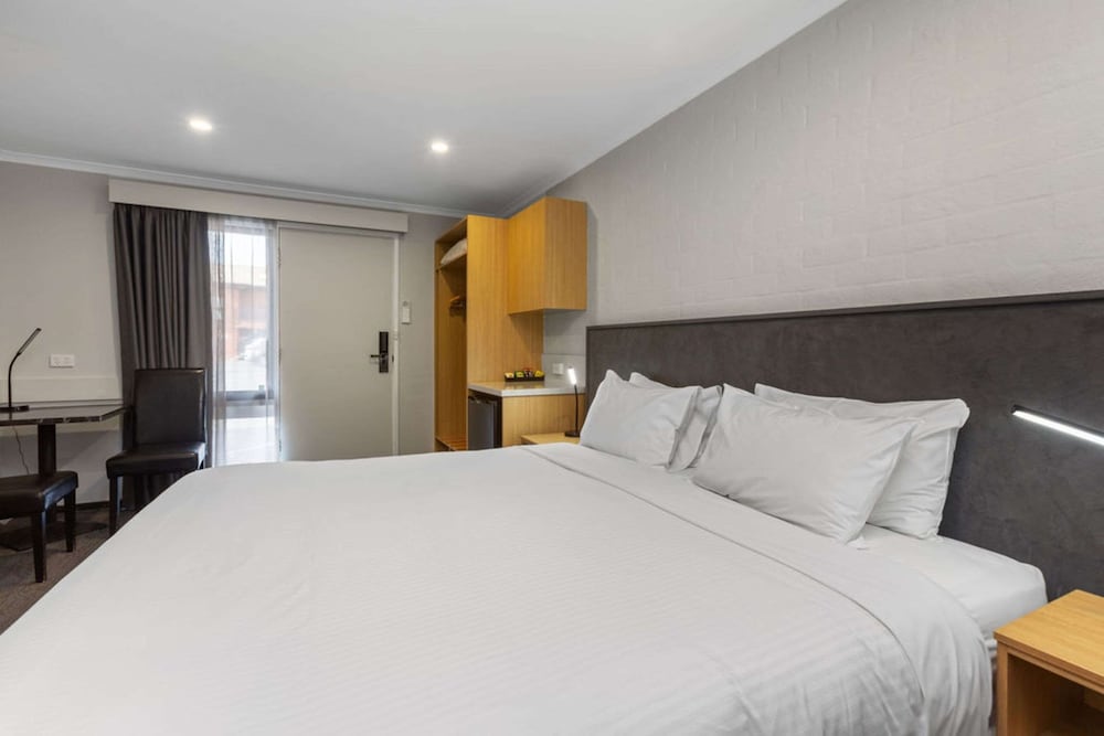 Standard Room, 1 King Bed, Non Smoking, Ground Floor (Walk-In Shower) photo 3