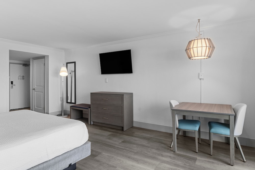 Schooner Oceanfront Deluxe King Cabana Room - Photo 3