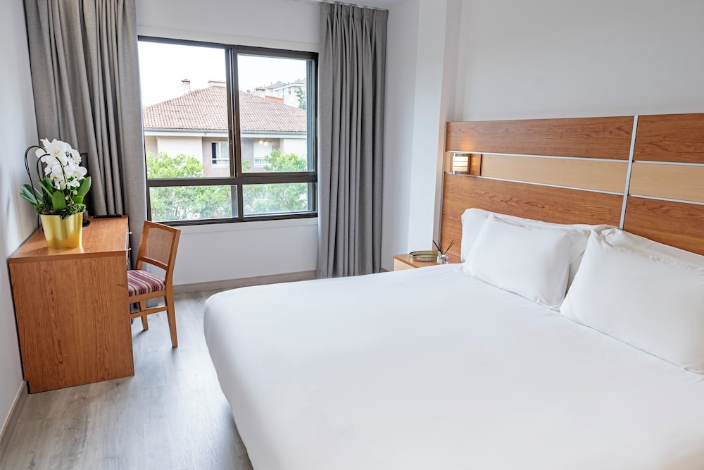 1 King Bed - Photo 2
