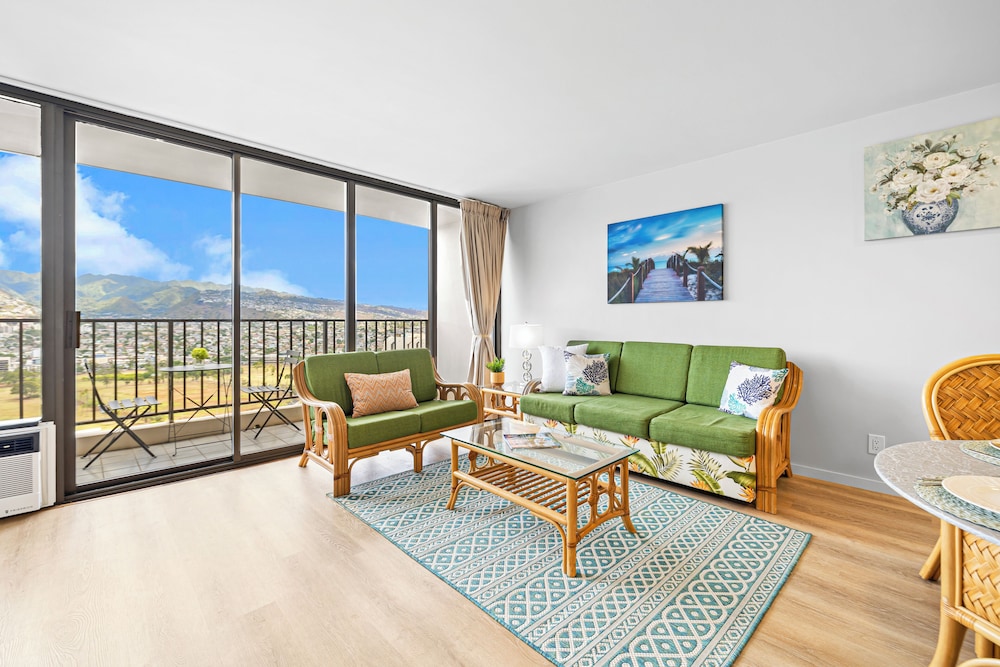 High Floor Mountain View Condo with 2 Beds and Parking: Condo, 1 Bedroom, Mountain View (0148) photo
