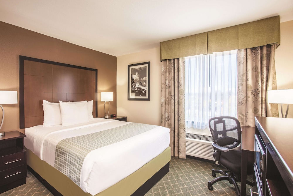 Queen Suite with Mobility/Hearing Impaired Access - Non-Smoking