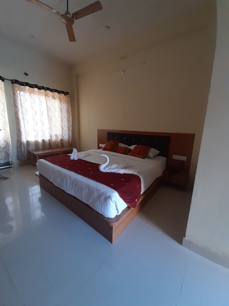 Deluxe Room - Photo 20