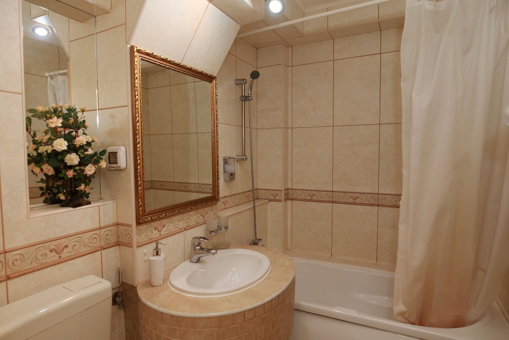 Standard Double Room, 1 King Bed, Courtyard View