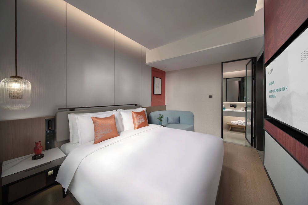 Deluxe Suite, Courtyard View