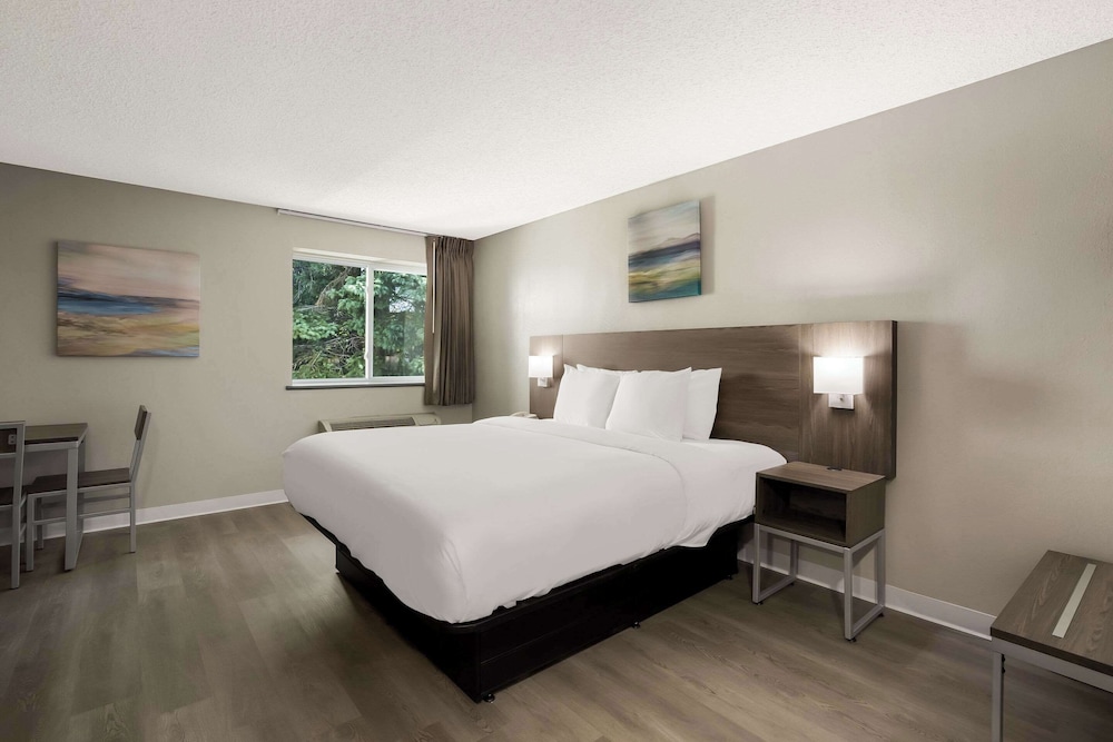 Standard Room, 1 King Bed, Non Smoking - Photo 3