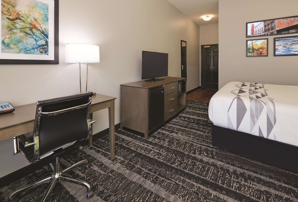 Suite, 1 King Bed, Non Smoking - Photo 2