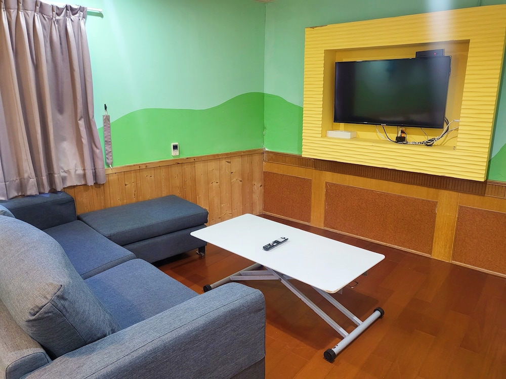 Comfort Room, Multiple Beds, 2 Bathrooms, Tower photo 3