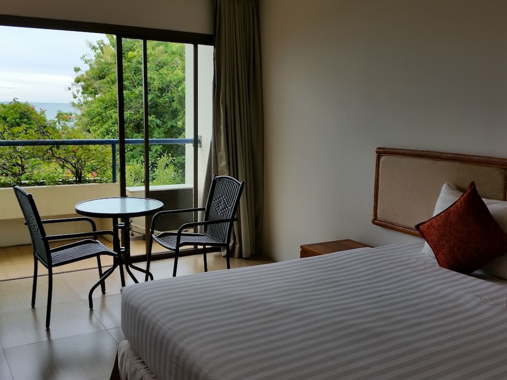 Deluxe Room, Garden View thumbnail 6