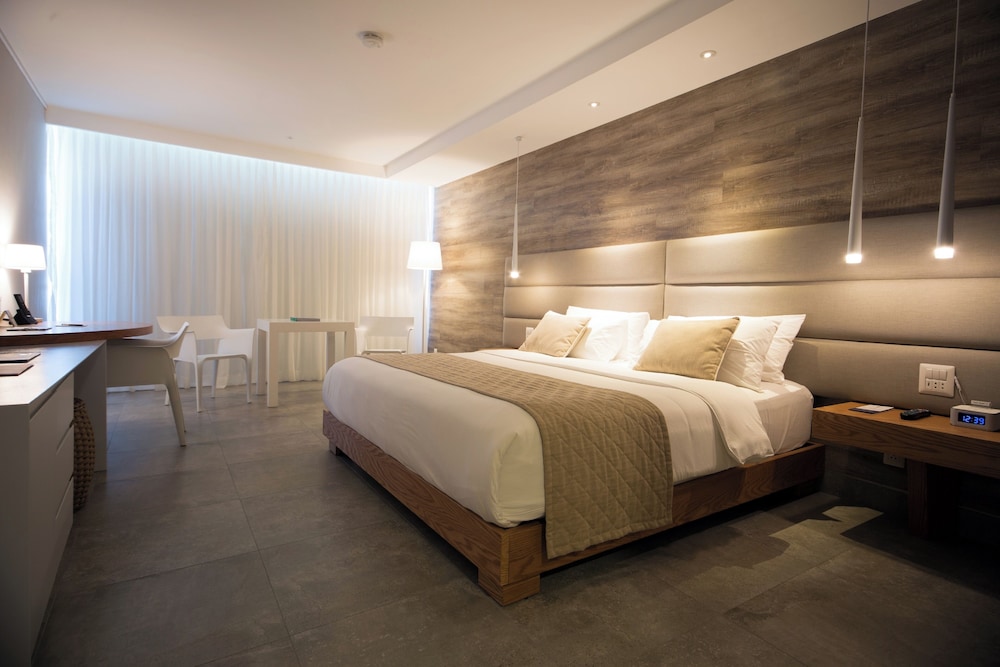 Deluxe Room, 1 King Bed, Ocean View - Photo 2