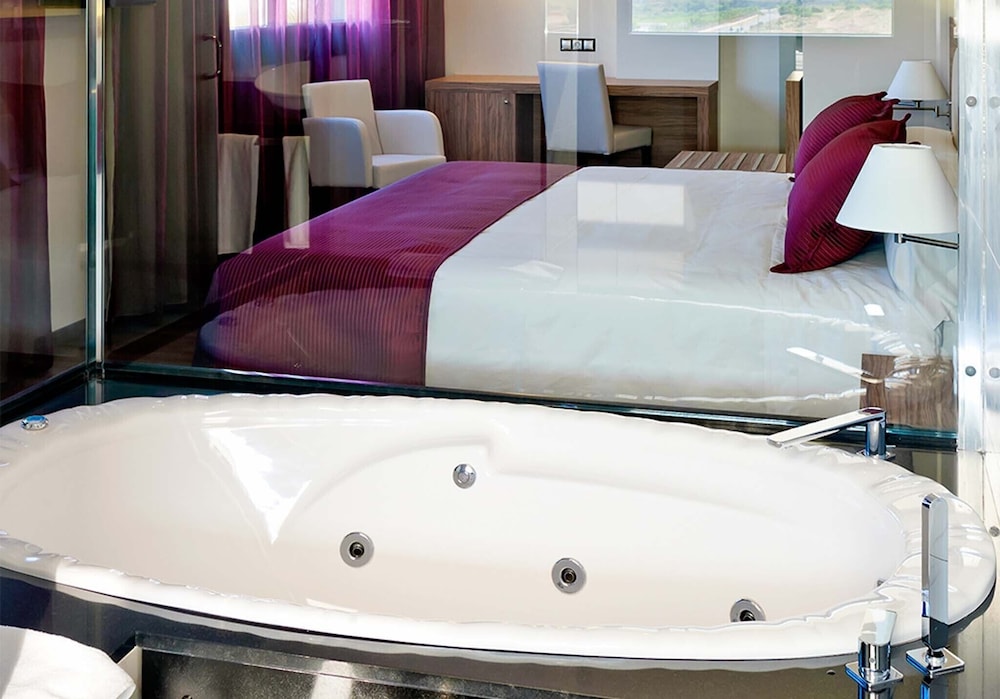 Premium Double Room, 1 King Bed, Hot Tub, Lagoon View (Platinum) - Photo 2