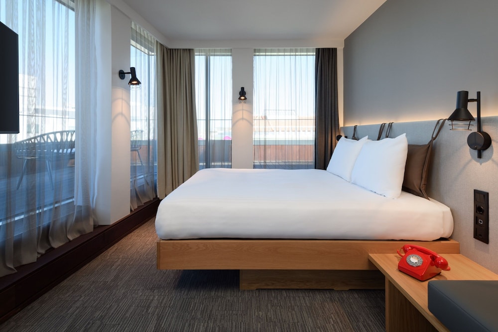 Room, 1 Queen Bed with Sofa bed photo 2