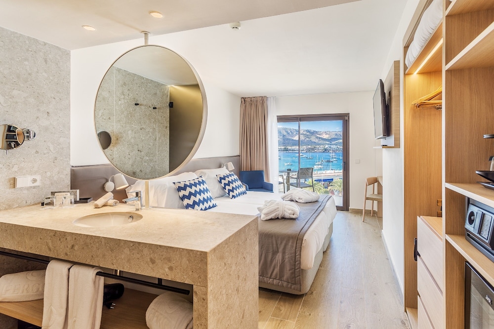 Superior Double Room, Jetted Tub, Sea View thumbnail 6