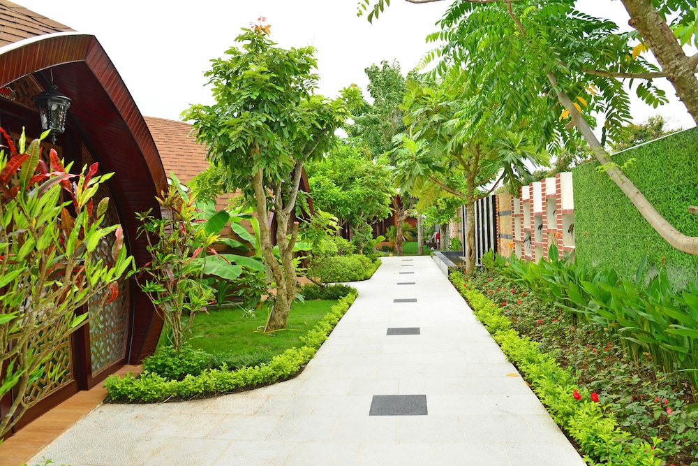 Double Bungalow With Garden & Pool View - Photo 4