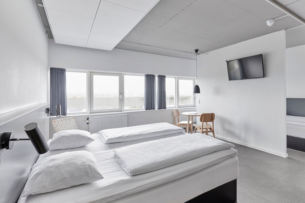 Family Room, 2 Twin Beds