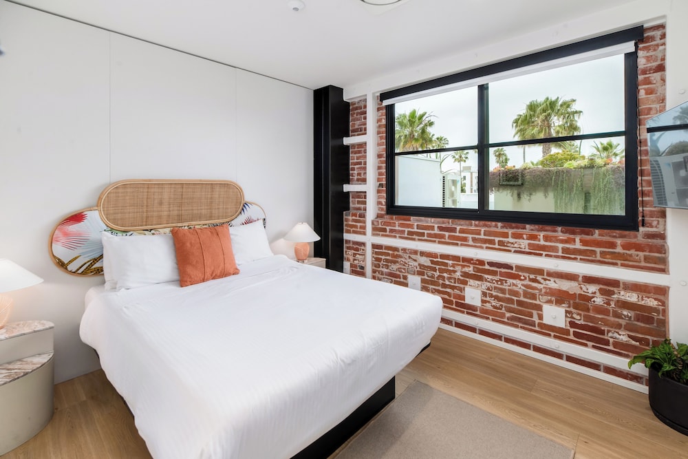 Room, 1 Queen Bed, City View (Room 202) photo 1