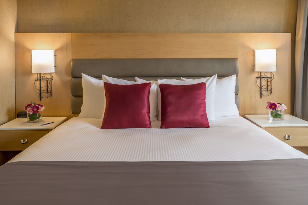 Premier Room, 1 King Bed, Balcony, City View - Photo 1