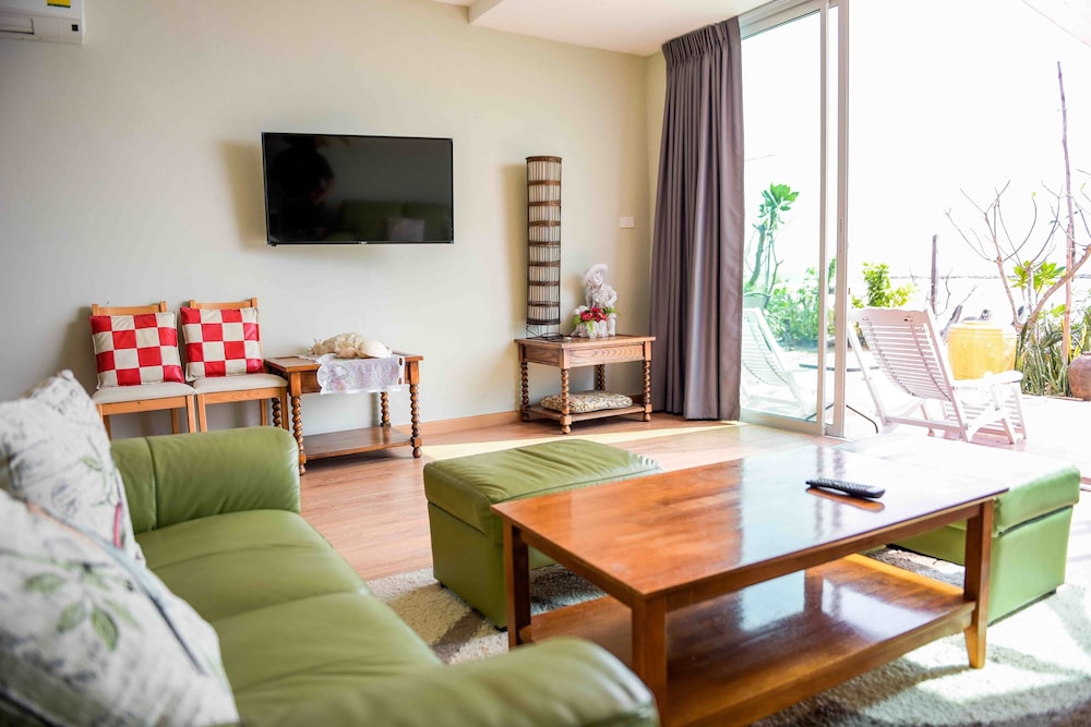 Captain House - Photo 4
