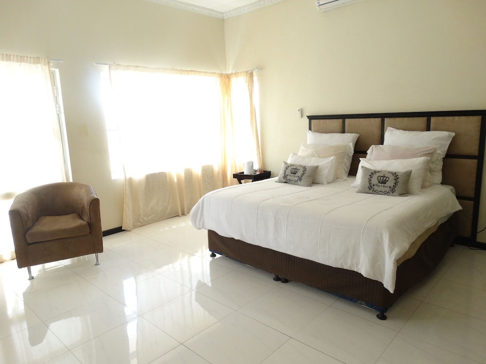 Luxury King Suite photo 1