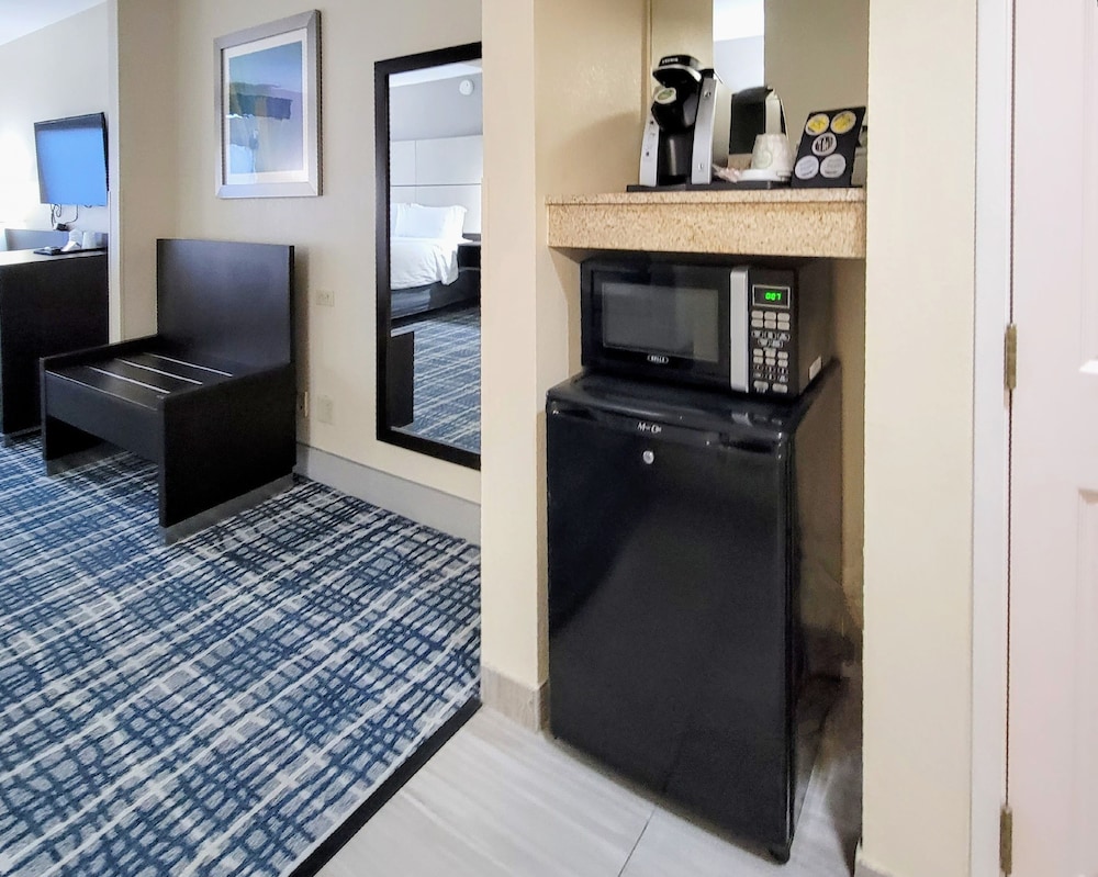 Standard Room, 1 King Bed, Accessible (Communications, Transfer Shower) - Photo 2
